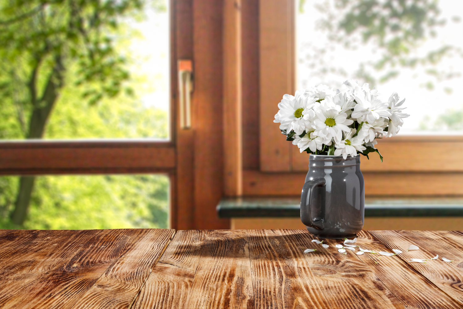 Pomieszczenie z pięknymi drewnianymi oknami i drewnianym stołem
