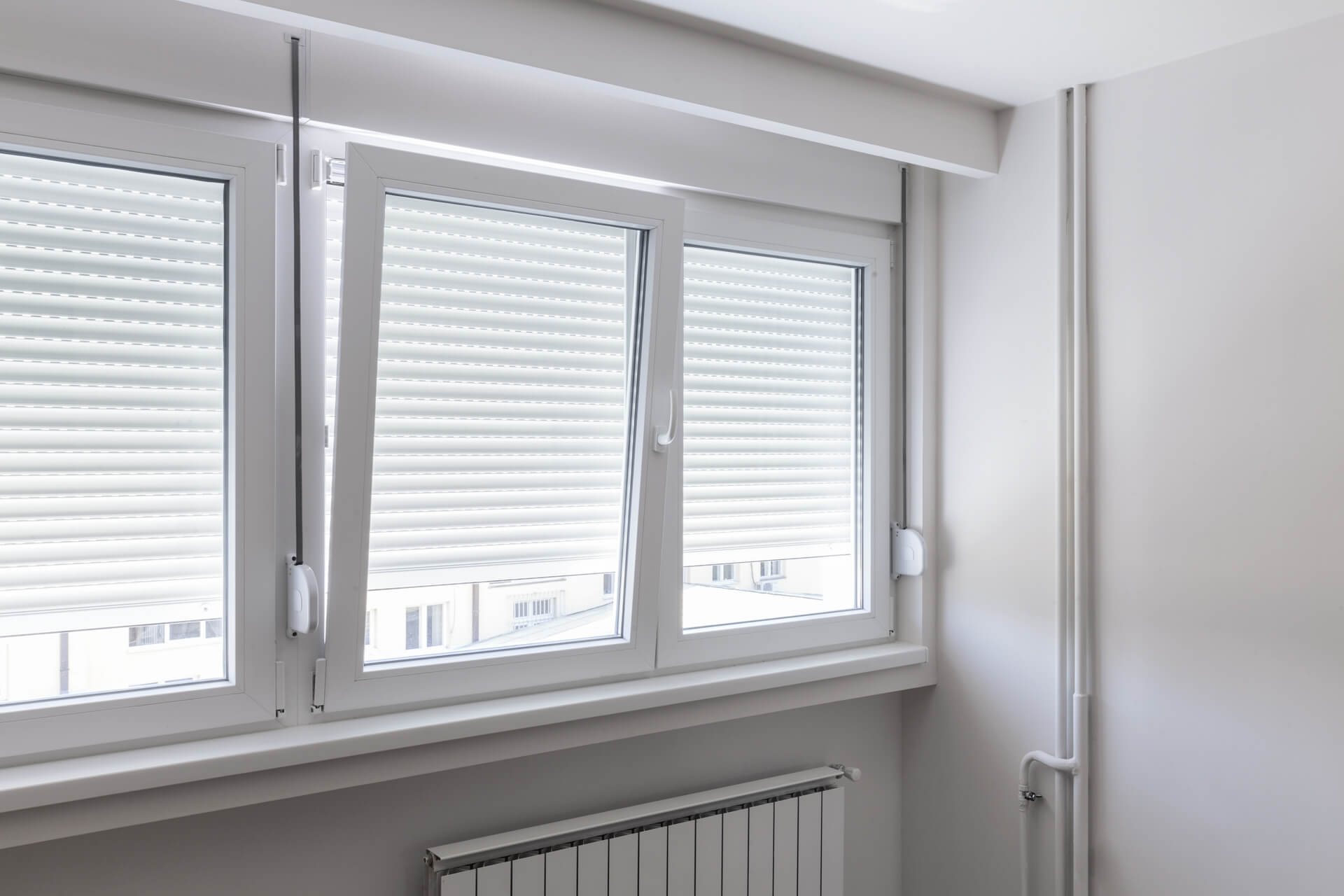 Białe okna PCV w pokoju - okna uchylno-rozwierne